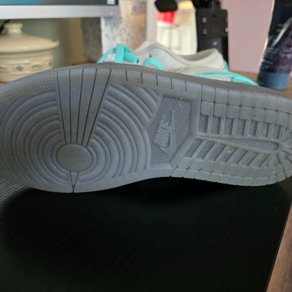 Womens size 8.5 Jordans - Picture 4 of 5